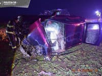 Dopravná nehoda osobného auta a traktora: Vodič auta skončil v nemocnici