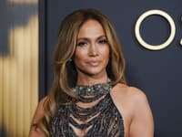 Jennifer Lopez DRÁŽDI v priesvitnom tope: Z tohto mužom padne sánka... V hlavnej úlohe - PRSIA!