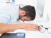 Úradník v banke zaspal s prstom na klávesnici: Po prebudení zažil ŠOK! Poriadne drahý omyl