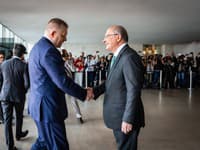 Na snímke vľavo slovenský premiér Robert Fico (Smer-SD) a viceprezident Brazílie Gerald Alckmin si podávajú ruk.