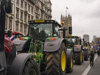 Traktory farmárov počas protestu proti plánovaným zmenám daňových pravidiel v Londýne.