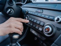 Vodiča zmiatlo TAJOMNÉ tlačidlo v aute: Ľudia prišli so šialenými teóriami! Automobilka odhalila pravdu