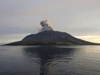 Erupcia sopky Kilauea na Havaji: Lávové bomby a sopečné plyny ohrozujú okolie