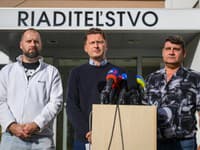 zľava podpredseda Lekárskeho Odborového Združenia (LOZ) Miroslav Mendel, predseda Lekárskeho odborového združenia (LOZ) Peter Visolajský a podpredseda LOZ UNB Kramáre Zoltán Jány