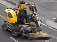 Šokujúce VIDEO: Muž s bagrom terorizoval mesto, polícia ho zastavila až streľbou, mohlo dôjsť k obrovskému nešťastiu!