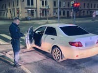 Kuriózna situácia z Nitry: Policajti neverili vlastným očiam, vodič zaspal pred semaforom!