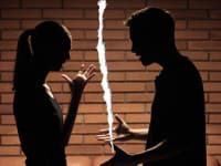 Ďalší šokujúci rozvod v šoubiznise: Slávnemu moderátorovi skrachovalo 23-ročné manželstvo!