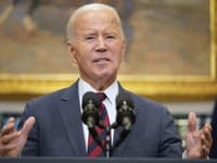 Biden udeľuje Prezidentskú medailu slobody pápežovi Františkovi za službu chudobným a mierové úsilie