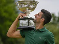 Srbský tenista Novak Djokovič s trofejou pre víťaza Australian Open