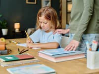 ŠKANDALÓZNE texty z učebníc! Pokus o samovraždu, silikónové prsia... TOTO zadanie je ako z erotického románu