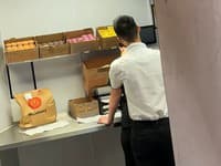 Pracovníci obľúbeného fastfoodu šokovali zákazníkov: VIDEO Intímna chvíľka priamo pred ich očami!
