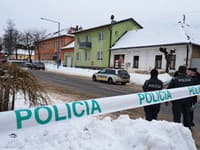 Na snímke policajti hliadkujú na ceste po útoku nožom na gymnáziu (oranžová farba) v meste Spišská Stará Ves