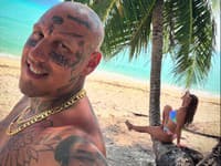 Separ si odbehol do tepla. Spoločnosť mu robí priateľka Tereza a dcéra Anička. 