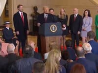 VIDEO Pikantný úlet tlmočníka počas Trumpovej inaugurácie: Netušil, že má zapnutý mikrofón! Diváci onemeli