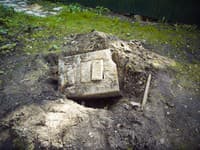 MRAZIVÝ nález na záhrade: Muži odkryli truhlicu z čias 2. svetovej vojny! Z detailu na veku vás strasie