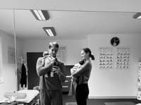 Adam Bardy s manželkou a dvojičkami.