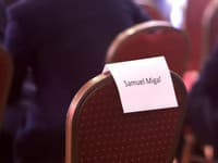 Voľná stolička s menom Samuel Migaľ počas pracovného kongresu strany HLAS – SD.