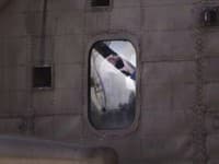 Prepustená izraelská vojačka Liri Albagová ukazuje srdce cez okno izraelského vojenského vrtuľníka.