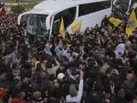 Ľudia vítajú autobus s prepustenými palestínskymi väzňami v meste Ramalláh na Západnom brehu Jordánu.