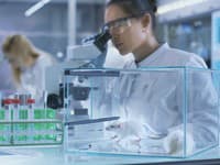 Vedci prepisujú dejiny: V laboratóriu vytvorili ľudské vajíčko z kože! Dvaja muži by teoreticky mohli mať spoločné dieťa