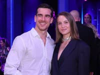 Bardy maká v posilke s dvojičkami, no POZRITE na jeho manželku: Pár týždňov po pôrode DOKONALÁ postava!