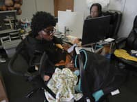 Žena utešuje svoju šesťmesačnú dcéru počas toho ako jej radia, ako získať povolenie na pobyt v USA v Springfielde.