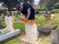 Muž sa pustil do netradičného podnikania: Čistí hroby na cintorínoch! Vďaka zárobkom si už splnil VEĽKÝ sen