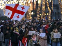 Na protestoch v Gruzínsku narastá nepokoj: Polícia zadržala niekoľkých opozičných politikov