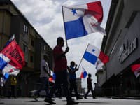 Demonštranti pochodujú proti návšteve amerického ministra zahraničných vecí Marca Rubia v Panama City.