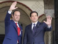 Americký minister zahraničných vecí Marco Rubio (vpravo) máva vedľa panamského ministra zahraničných vecí Javiera Martineza-Achu.