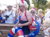 Snímka z videa charitatívného podujatia v Austrálii, kde sa ľudia prezliekli za Marilyn Monroe a plávali na podporu onkopacientov.