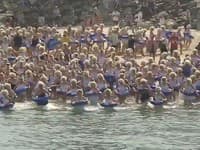 Snímka z videa charitatívného podujatia v Austrálii, kde sa ľudia prezliekli za Marilyn Monroe a plávali na podporu onkopacientov.