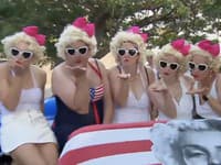 Snímka z videa charitatívného podujatia v Austrálii, kde sa ľudia prezliekli za Marilyn Monroe a plávali na podporu onkopacientov.