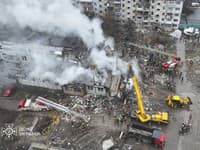 Na tejto fotografii, ktorú poskytla ukrajinská pohotovostná služba, hasiči hasili požiar v bytovom dome po ruskom raketovom útoku v Poltave.