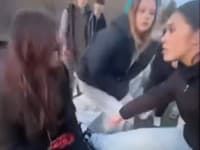 Príšerná šikana školáčky: VIDEO Rovesníčky Na ňu pľuvali, kopali ju do hlavy a fackovali!