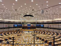 Lídri EÚ, Británie a NATO rokujú v Bruseli o budúcnosti európskej obrany