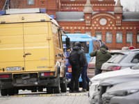 Pyrotechnici zasahujú po explózii pred výškovou obytnou budovou na severovýchode Moskvy.