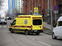 Sanitka odchádza po výbuchu z dvora výškovej obytnej budovy na severovýchode Moskvy.