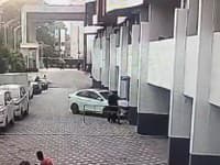 Bezpečnostná kamera zachytila MRAZIVÝ incident v parkovacom dome: Šofér omylom zaradil spiatočku a... Preboha!