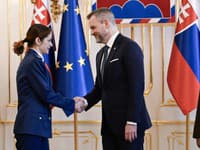 Vľavo manželka zosnulého príslušníka 51. krídla Prešov, majora Štefana Velikého Viera a prezident SR Peter Pellegrini.