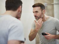 KRVAVÁ DRÁMA kvôli brade! Kamaráti ho vtrhli zbiť o pol siedmej ráno, dôvod je na SMIECH aj na PLAČ