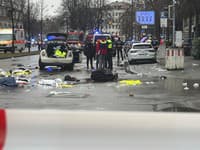Auto narazilo do skupiny ľudí