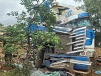 Tragická zrážka autobusu a nákladného auta v Zimbabwe.