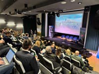 Účastníci konferencie programu švajčiarsko-slovenskej spolupráce na tému Podpora udržateľného turizmu a biodiverzity v chránených územiach v obci Liptovská Osada v okrese Ružomberok.