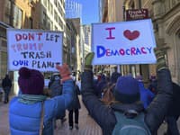 Ľudia protestovali v Bostone proti politike Trumpa a Muska.