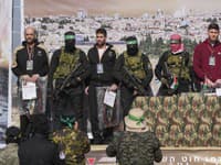 Izraelskí rukojemníci Iair Horn, 46, vľavo, Sagui Dekel Chen, 36, v strede vľavo, a Alexander Troufanov, 29, vpravo,