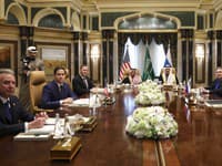 Americký minister zahraničných vecí Marco Rubio (druhý zľava) sa stretáva so saudskoarabským ministrom zahraničných vecí princom Faisal bin Farhan Al Saudom, saudskoarabským poradcom pre národnú bezpečnosť Mosaad bin Mohammad Al-Aiban, americkým poradcom 