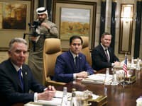 Americký minister zahraničných vecí Marco Rubio (uprostred) sedí vedľa amerického poradcu pre národnú bezpečnosť Steve Witkoff (vpravo) a amerického ministra zahraničných vecí Mika Waltza (vľavo)