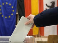V Nemecku sa začali predčasné parlamentné voľby.