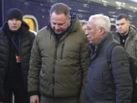 Andriy Yermak, vedúci ukrajinskej prezidentskej kancelárie s predsedom Európskej rady Antoniom Costa na železničnej stanici v Kyjeve
